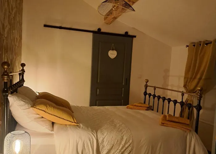 Bed and breakfast Lavallade12 Chambers D'hotes Roussines
